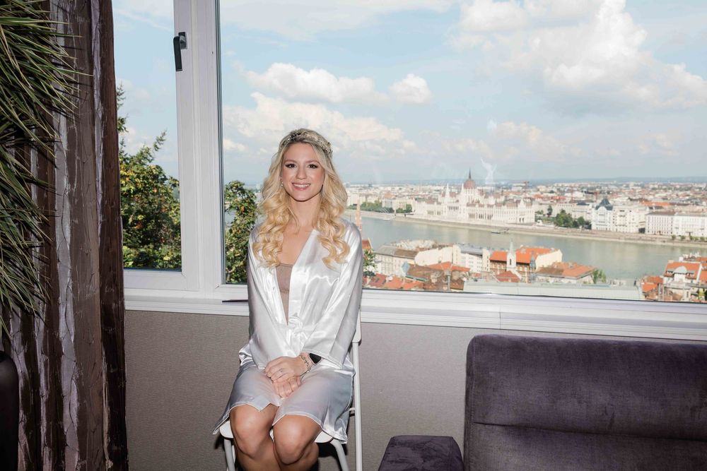 Bridal preparations with panoramic views over the city of Budapest and the Parliament at Aranybástya