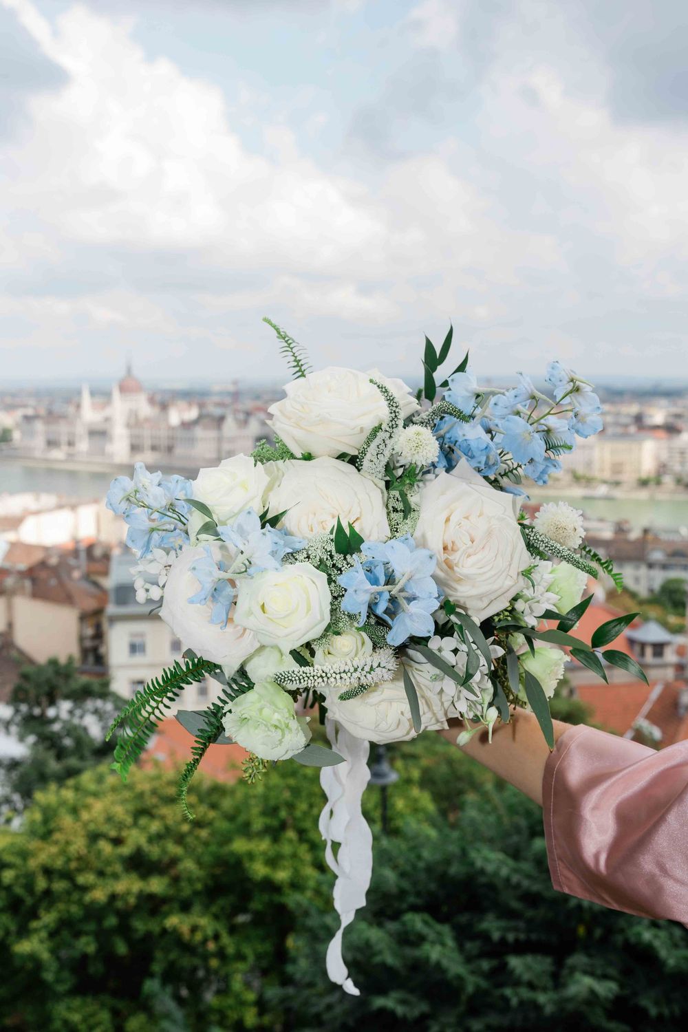 Wedding bouquet Budapest view Aranybástya