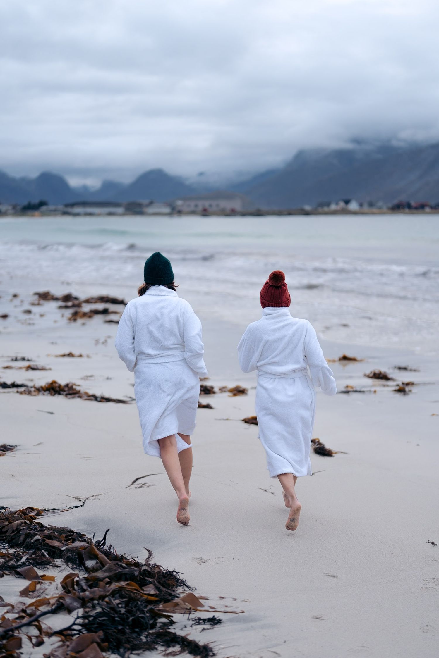 2 femmes en peignoir partent se baigner sur la plage de rambergstranda
