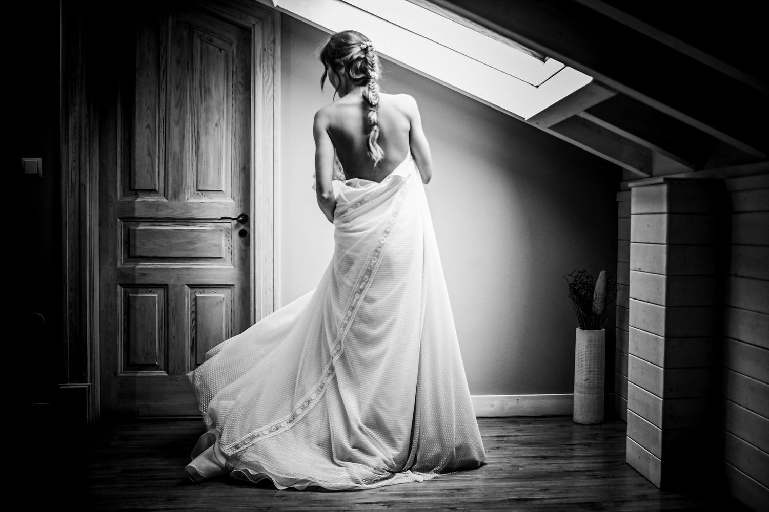 Reportaje de boda completo en Gijón – cobertura de todo el día. Preparativos de la novia, Se encuentra de espaldas. Foto en blanco y negro.