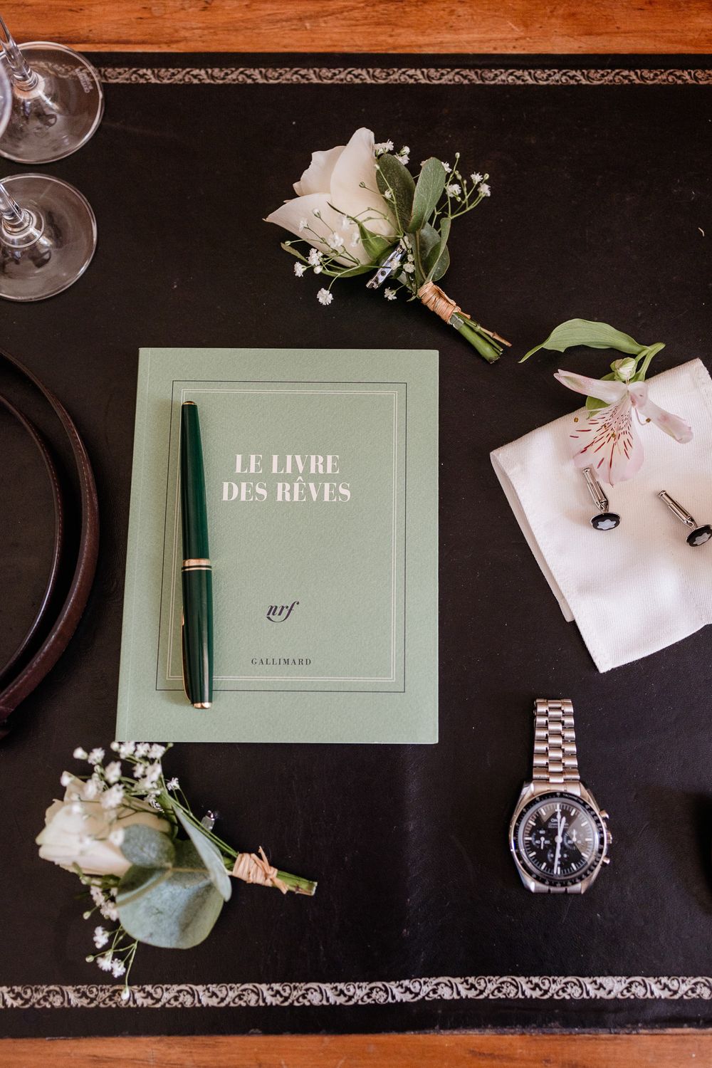 Reportage mariage Lille : flatlay ou details des accessoires du marie.