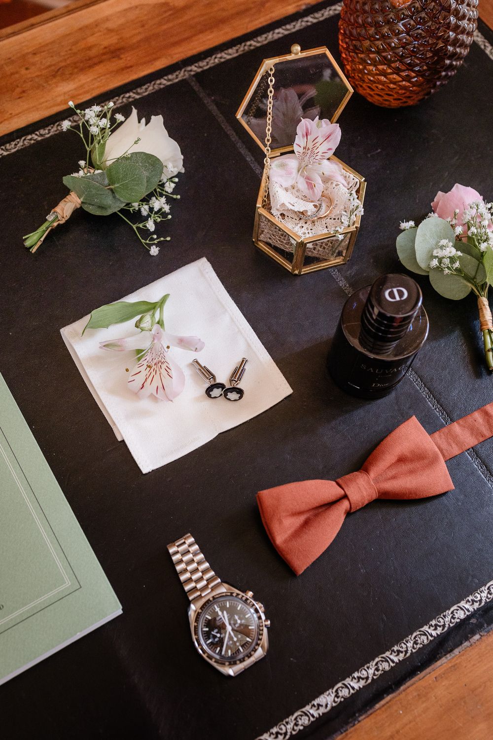 Flatlay ou details des accessoires du marie lors d'un reportage photo mariage Lille.