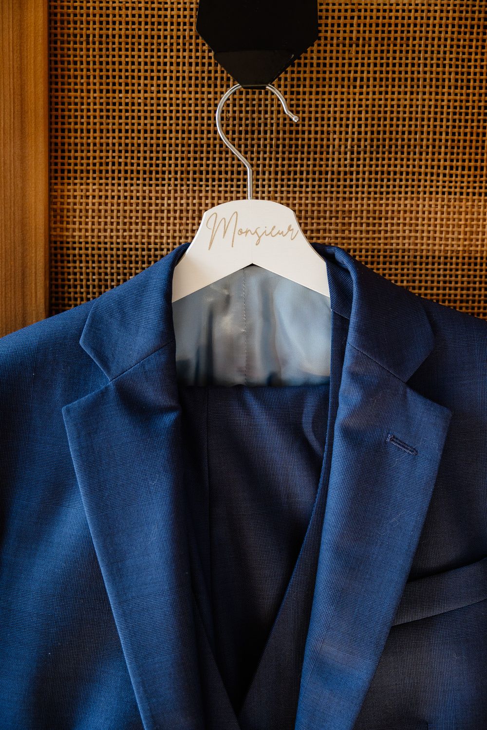 Photo d'un detail du costume du marie lors des preparatifs pour un reportage mariage a Lille par une photographe professionnelle.