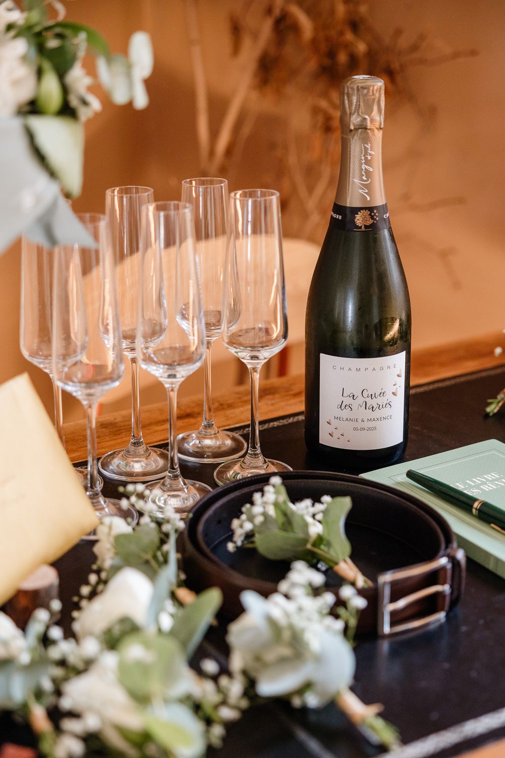 Bouteille de champagne personnalisee et coupes prêtes a trinquer lors des preparatifs du marie pendant un reportage photographique a Lille.