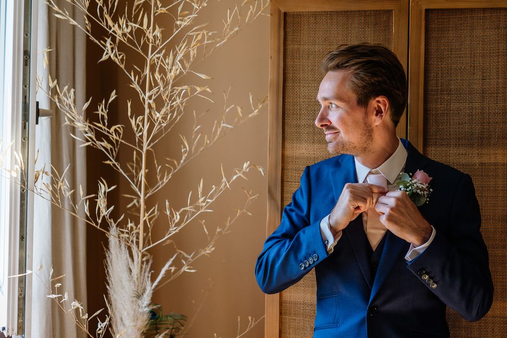 Portrait du marie lors d'un reportage mariage a Lille avant la ceremonie religieuse a l'eglise sainte calixte de Lambersart.