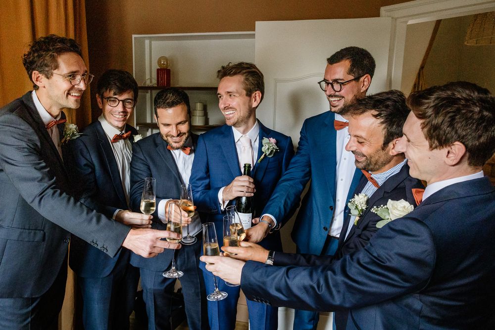 Reportage mariage Lille : e marie trinquie avec ses temoins et ses gacons d'honneur a la fin des preparatifs et avant la ceremonie.