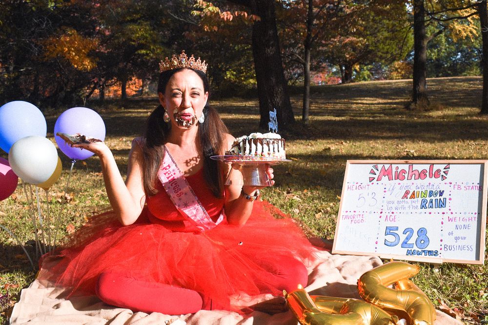 Woman eating cake, smash cake session