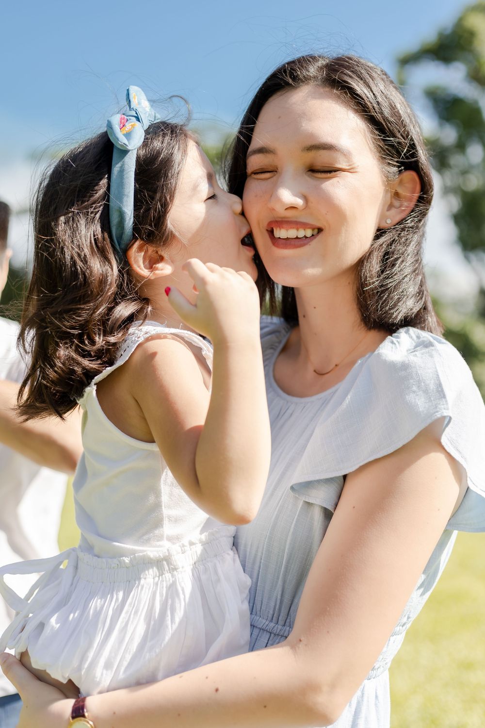 beautiful mother and daughter, joyful family portrait session in Singapore botanics garden, gallop extension.