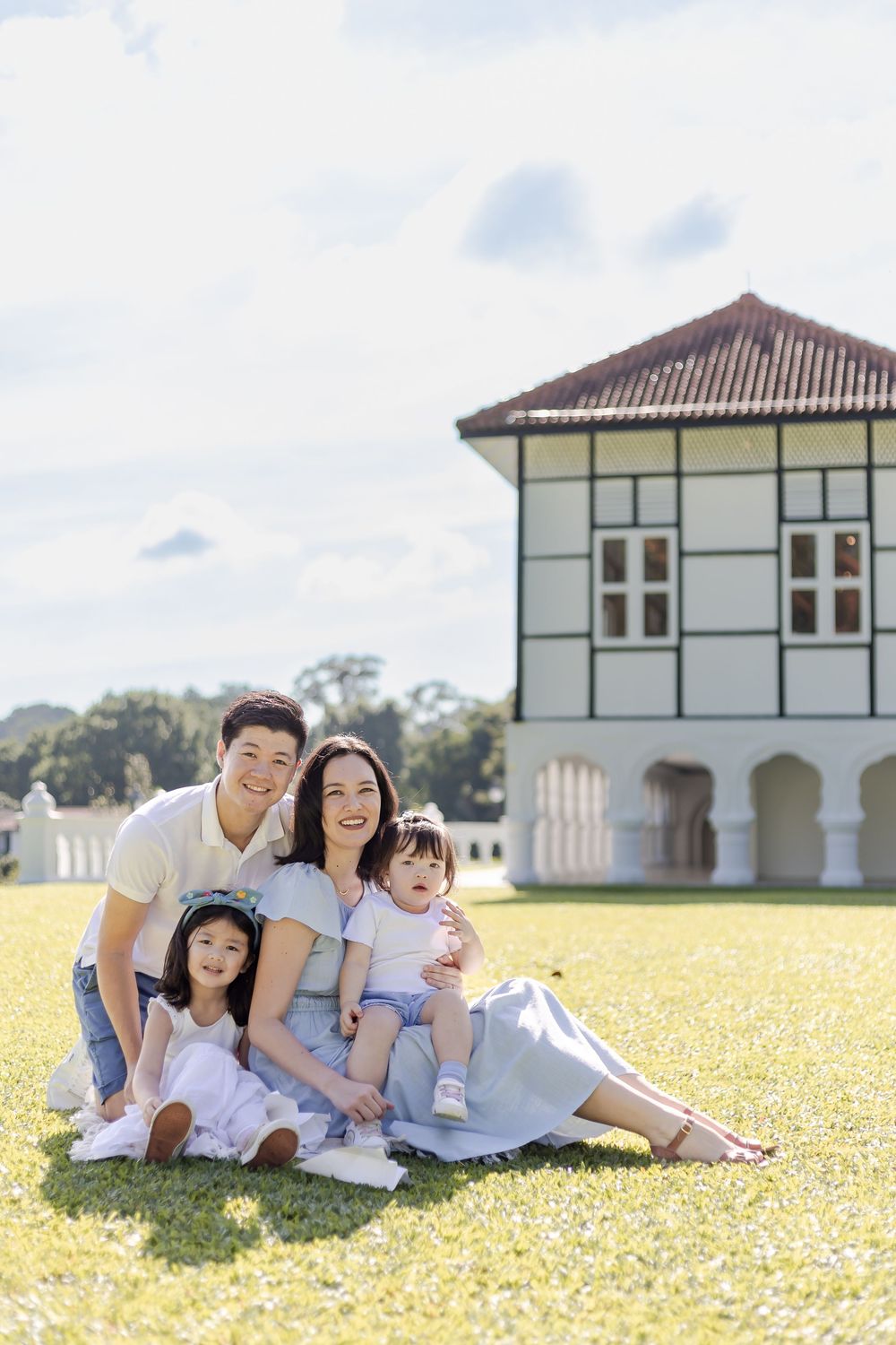 beautiful and joyful family portrait session in Singapore botanics garden, gallop extension.