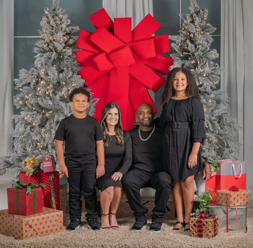 Family Christmas photoshoot by Brian Balloon Media