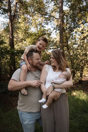 Liefdevolle newbornshoot met warme tinten vastgelegd door professionele newborn fotograaf Eindhoven Noord-Brabant