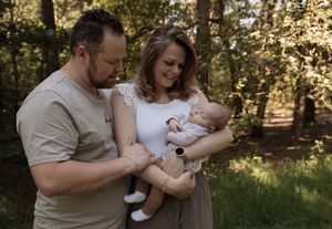 Newborn fotograaf fotografeert baby in natuurlijke poses tijdens uitgebreide newbornshoot Eindhoven Noord-Brabant