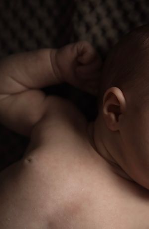 Newborn fotograaf maakt stijlvolle newbornshoot geschikt voor blijvende herinneringen Eindhoven Noord-Brabant