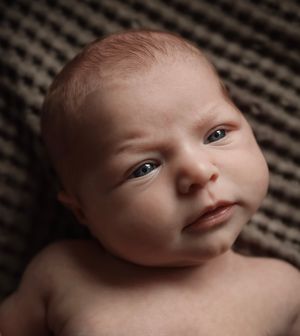 Zachte en rustige newbornshoot van pasgeboren baby door gespecialiseerde newborn fotograaf Eindhoven Noord-Brabant