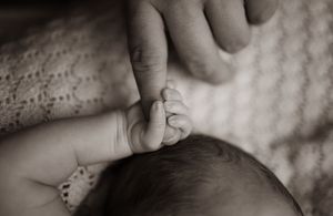 Intieme newbornshoot met pasgeboren baby en ouders door newborn fotograaf Eindhoven Noord-Brabant