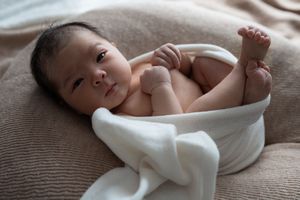 Gedetailleerde babyportretten binnen luxe newbornshoot door gespecialiseerde newborn fotograaf Eindhoven Noord-Brabant