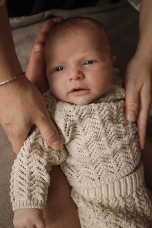 Newborn fotograaf maakt luxe newbornshoot van pasgeboren baby met oog voor detail en emotie in Eindhoven Noord-Brabant