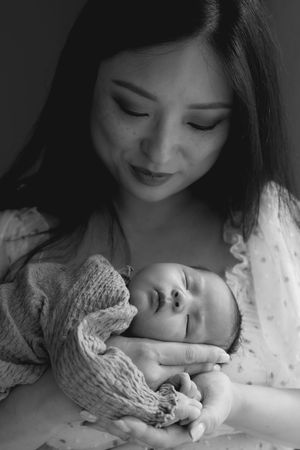 Newborn fotograaf fotografeert eerste momenten van baby tijdens uitgebreide newbornshoot Eindhoven Noord-Brabant