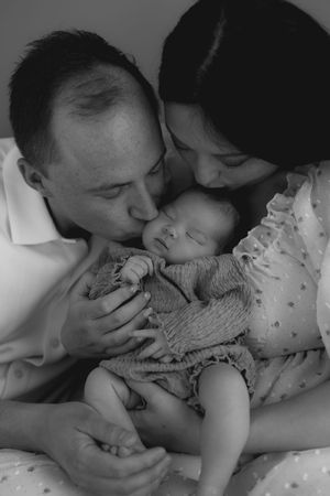 Zachte veilige en uitgebreide newbornshoot vastgelegd door gecertificeerde newborn fotograaf Eindhoven Noord-Brabant