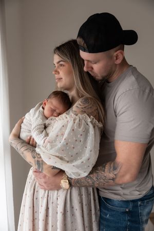 Liefdevolle newbornshoot met ouders en baby professioneel vastgelegd door newborn fotograaf Eindhoven Noord-Brabant