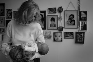 Newborn fotograaf maakt uitgebreide newbornshoot gericht op pure emotie en tijdloze babyfotografie Eindhoven Noord-Brabant