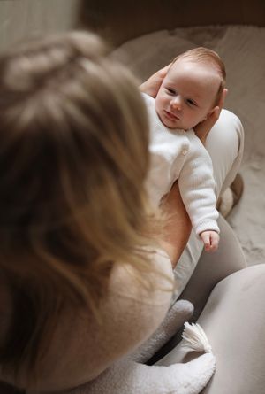 Professionele newborn fotograaf begeleidt rustige newbornshoot met aandacht voor veiligheid Eindhoven Noord-Brabant