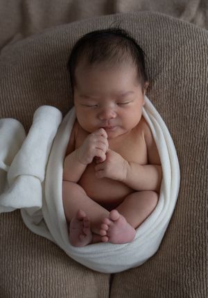 Professionele studio newbornshoot met volledige styling verzorgd door newborn fotograaf Eindhoven Noord-Brabant