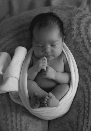 Rustige uitgebreide newbornshoot van slapende baby vastgelegd door newborn fotograaf Eindhoven Noord-Brabant