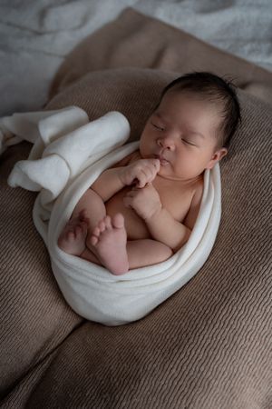 Newborn fotograaf creëert blijvende herinneringen met uitgebreide newbornshoot van pasgeboren baby Eindhoven Noord-Brabant