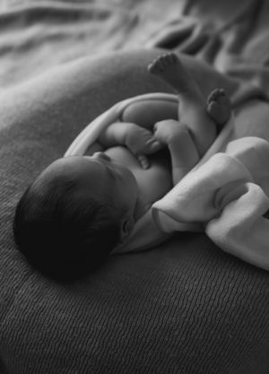 Newborn fotograaf creëert natuurlijke newbornshoot met zachte stoffen en rustige composities Eindhoven Noord-Brabant
