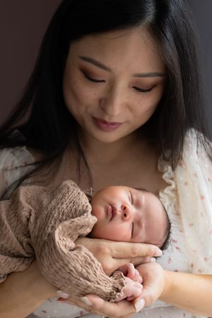 Newborn fotograaf verzorgt ontspannen newbornshoot van slapende baby met warme kleuren Eindhoven Noord-Brabant