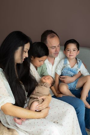 Liefdevolle newbornshoot met ouders en baby professioneel vastgelegd door ervaren newborn fotograaf Eindhoven Noord-Brabant