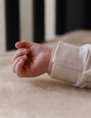 Gedetailleerde babyhandjes tijdens uitgebreide newbornshoot vastgelegd door ervaren newborn fotograaf in Eindhoven Noord-Brabant