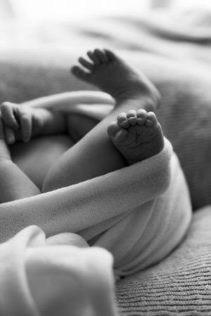 Newborn fotograaf fotografeert eerste levensdagen van baby in uitgebreide newbornshoot in rustige studio Eindhoven Noord-Brabant