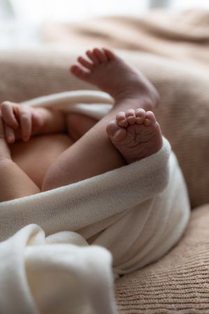 Lifestyle newbornshoot aan huis met pasgeboren baby professioneel vastgelegd door newborn fotograaf Eindhoven Noord-Brabant
