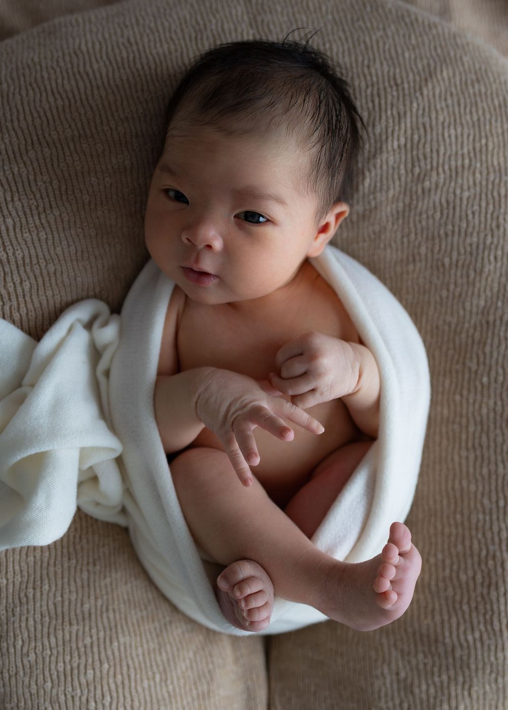 Artistieke newbornshoot met luxe stoffen en styling verzorgd door professionele newborn fotograaf Eindhoven Noord-Brabant