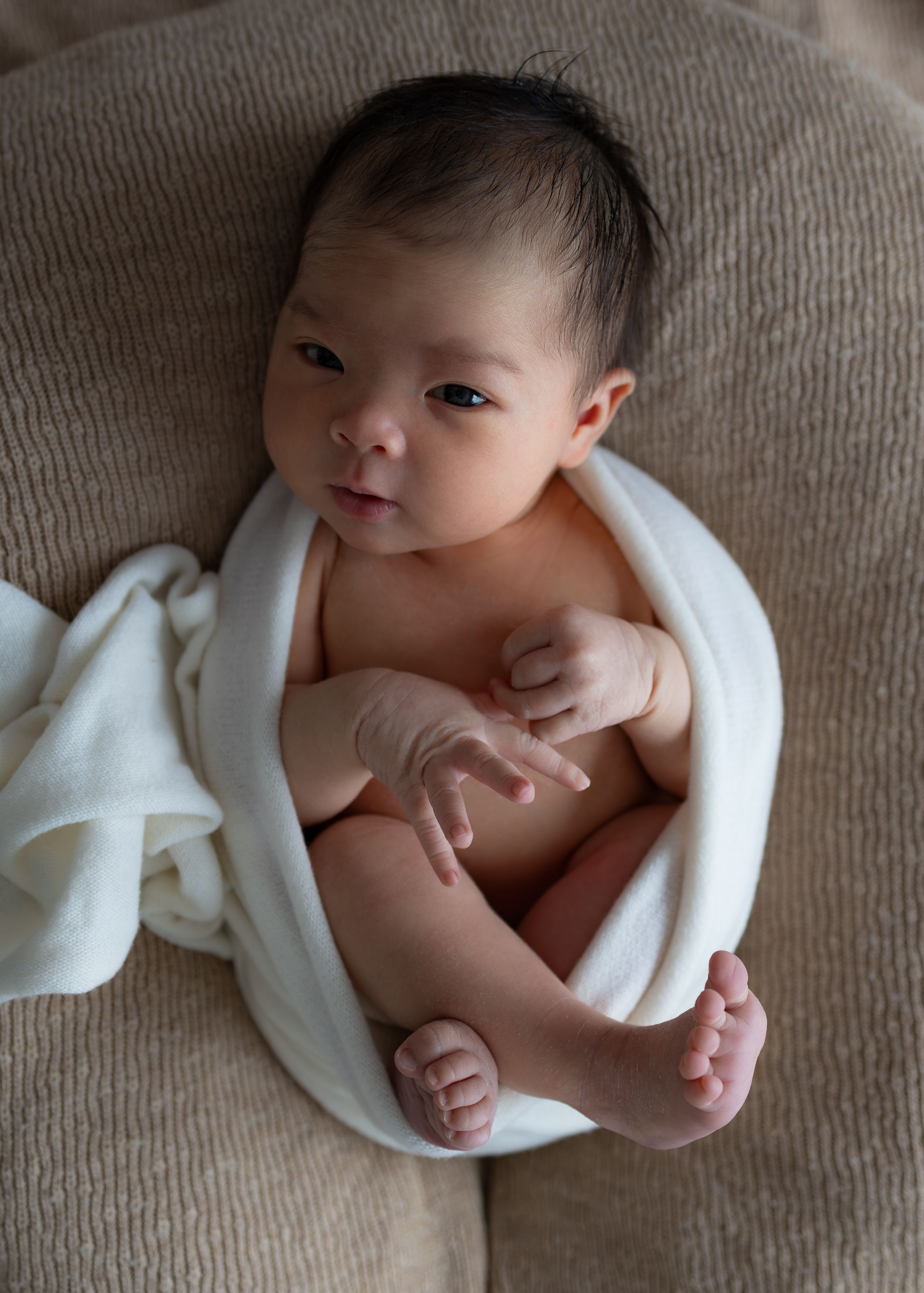 Artistieke newbornshoot met luxe stoffen en styling verzorgd door professionele newborn fotograaf Eindhoven Noord-Brabant