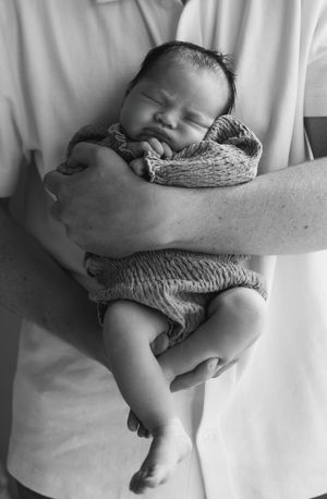 Ervaren newborn fotograaf creëert tijdloze newbornshoot met zachte tinten en minimalistische styling Eindhoven Noord-Brabant