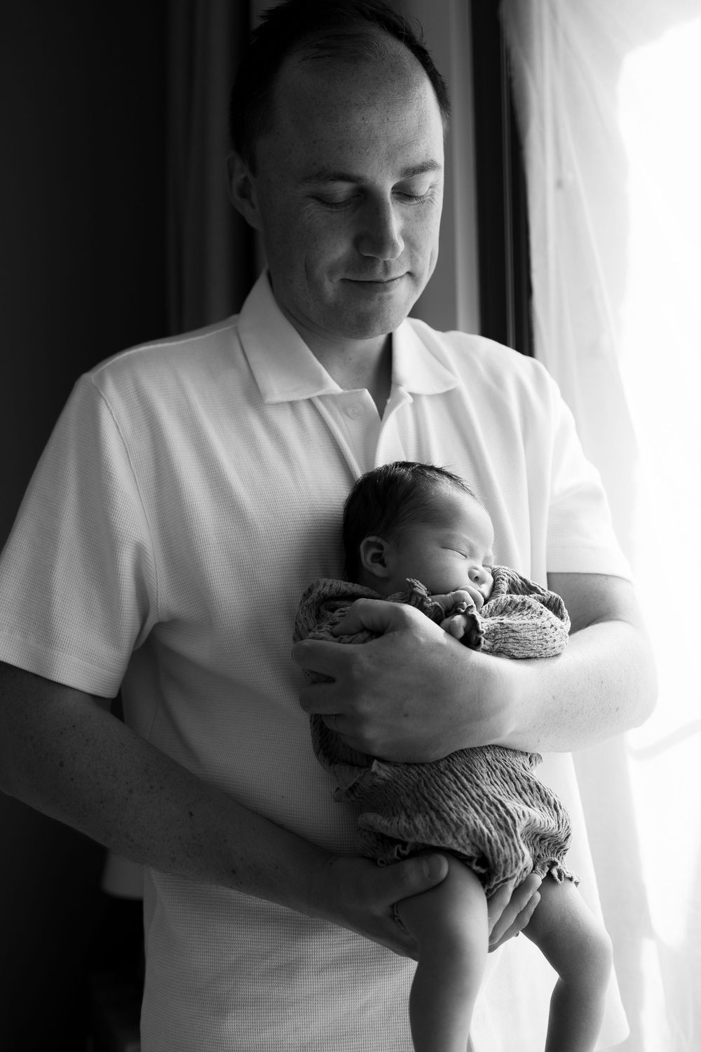 Professionele newborn fotograaf legt rustige newbornshoot vast met natuurlijke belichting en veilige babyposes in Eindhoven Noord-Brabant