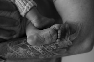 Close-up babyportret binnen uitgebreide newbornshoot gemaakt door ervaren newborn fotograaf Eindhoven Noord-Brabant