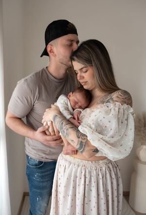 Newborn fotograaf maakt luxe newbornshoot voor blijvende herinneringen van pasgeboren baby Eindhoven Noord-Brabant