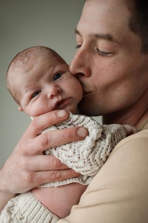 Gespecialiseerde newborn fotograaf verzorgt uitgebreide newbornshoot van pasgeboren baby met warme styling in Eindhoven Noord-Brabant