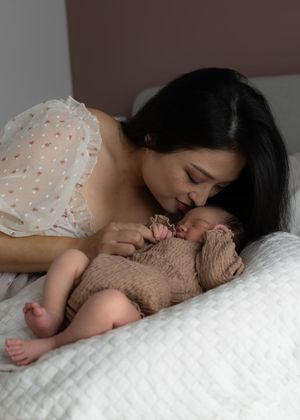 Newborn fotograaf legt eerste levensdagen vast in uitgebreide newbornshoot met oog voor detail en emotie Eindhoven Noord-Brabant