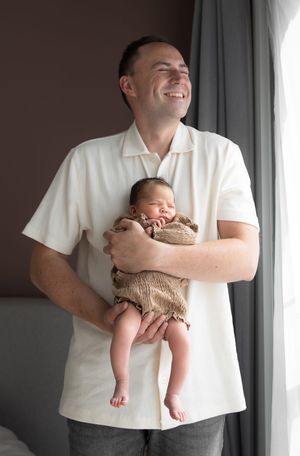 Intieme newbornshoot met pasgeboren baby en ouders gefotografeerd door gespecialiseerde newborn fotograaf in Eindhoven Noord-Brabant
