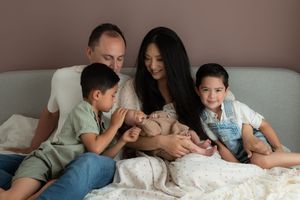 newborn fotograaf verzorgt liefdevolle newbornshoot van pasgeboren baby met ouders in rustige studio omgeving Eindhoven Noord-Brabant
