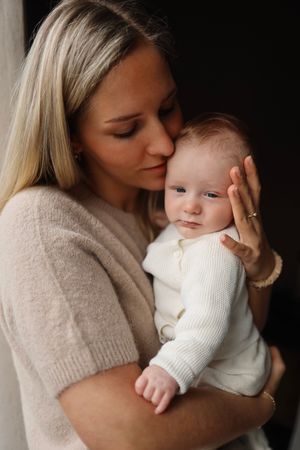 Professionele newborn fotograaf fotografeert pasgeboren baby tijdens veilige newbornshoot Eindhoven Noord-Brabant
