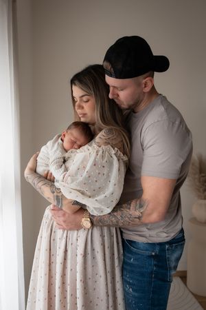 Ervaren newborn fotograaf legt slapende baby vast in rustige newbornshoot studio Eindhoven Noord-Brabant.