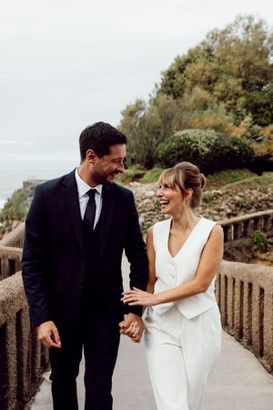 Couple qui marche main dans la main Biarritz, Pays basque