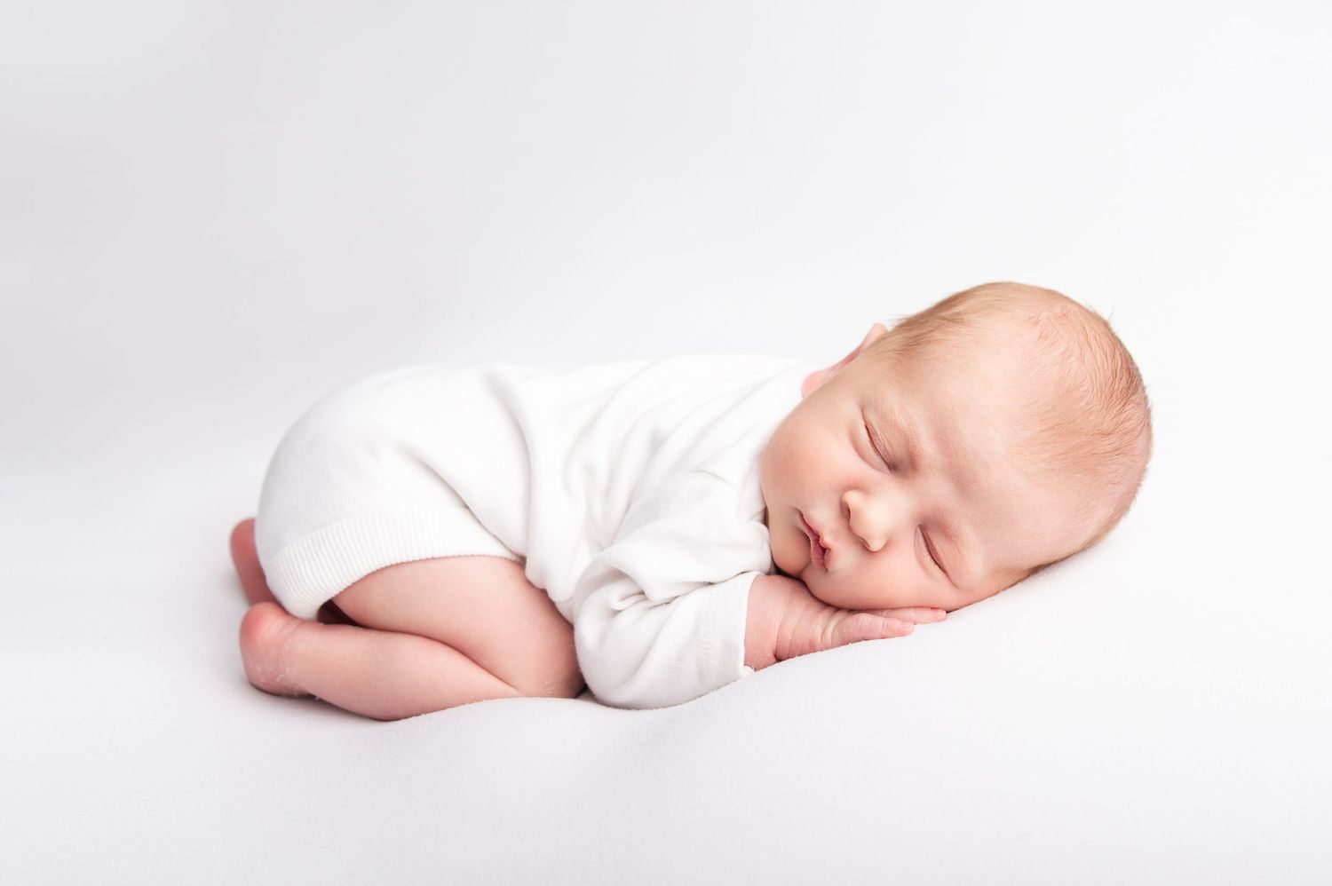 Newborn posing by kara jade photography