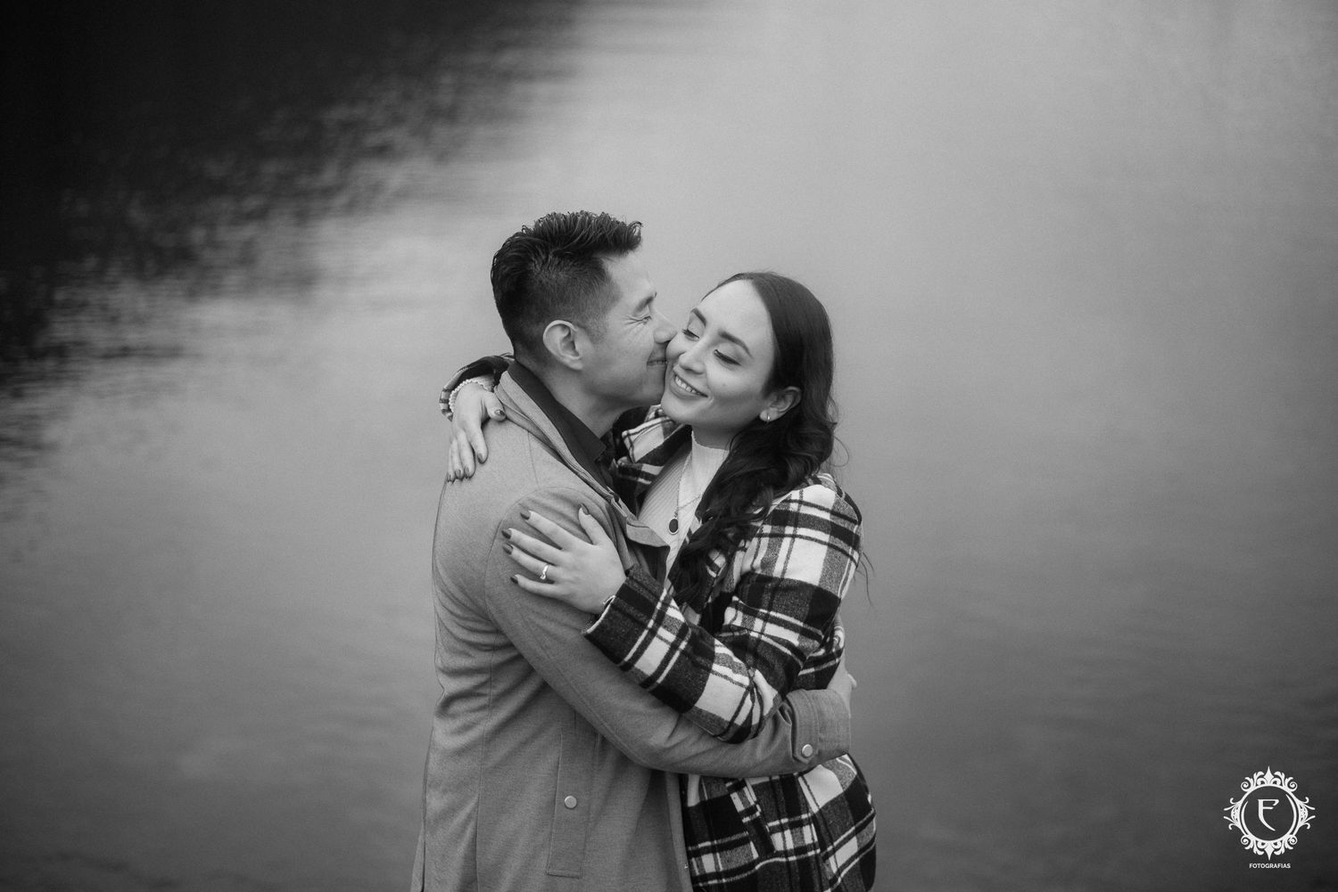 Beso de pareja en sesion sobre el lago nahuel huapi